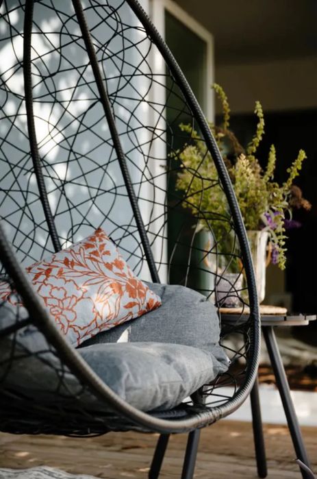 Scaun suspendat tip cuib terasa balcon din ratan maro