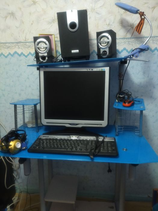 Монитор компьютера, самбуфер, колонки, стол компьютерный