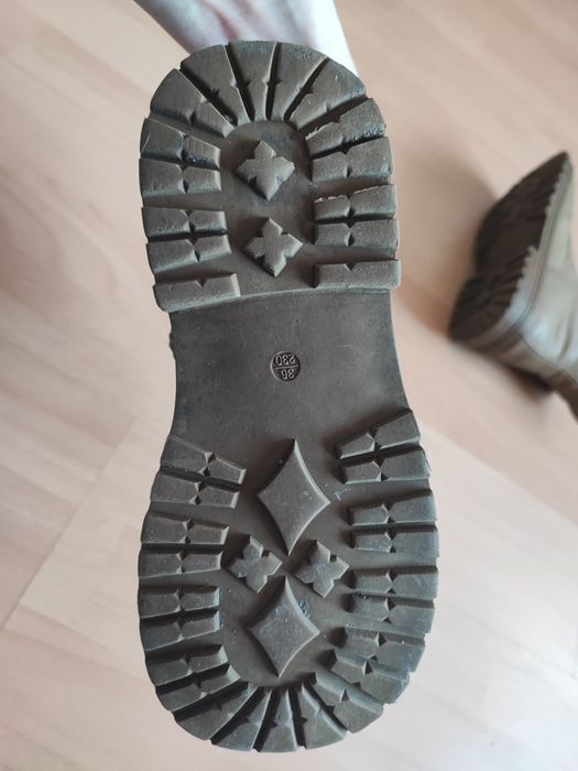 Продам детские ботинки