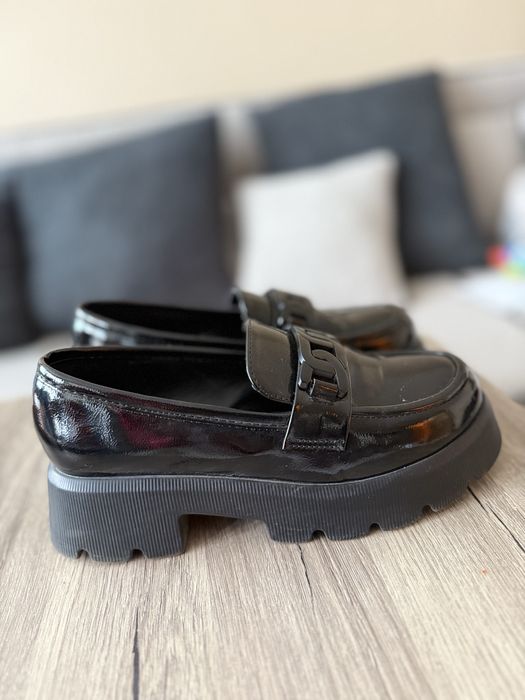 Лачени лоуфъри с дебела подметка