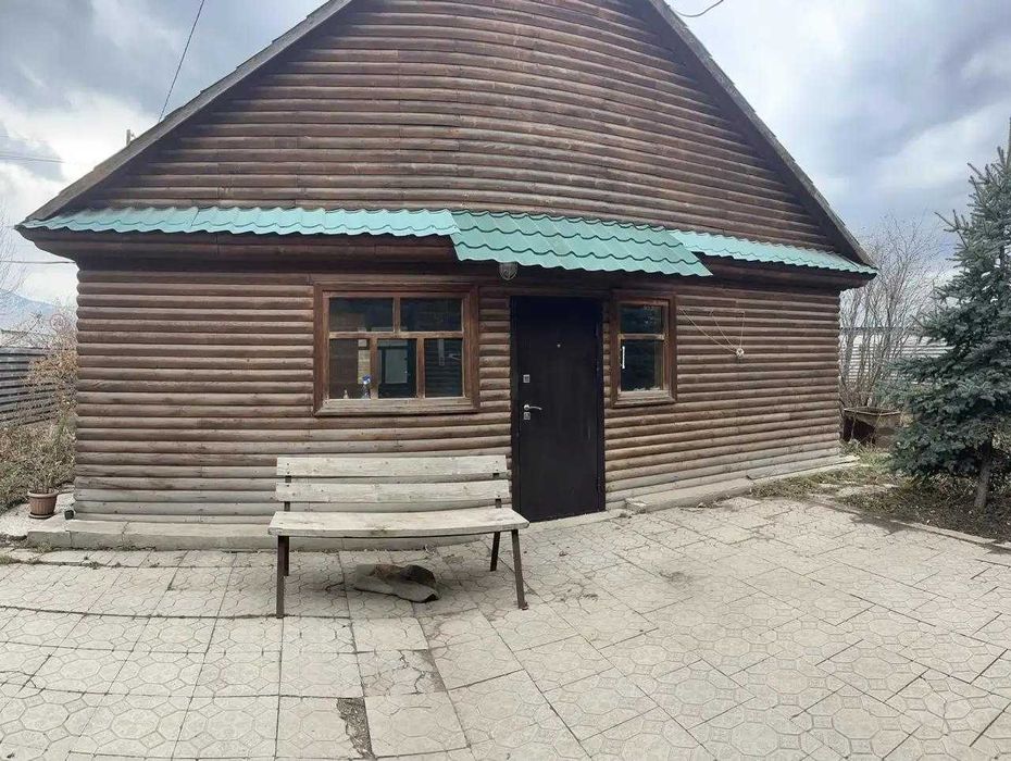 Продам благоустроинный дом в центре города .