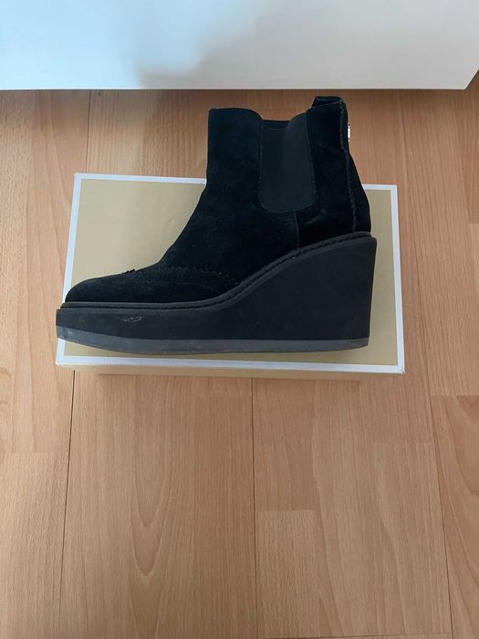 Ghete Tommy Hilfiger piele intoarsa stare f buna 200 ron