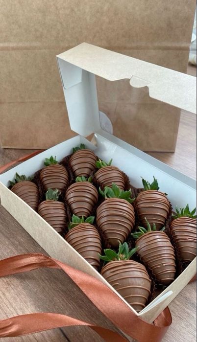 Клубника и ягоды в шоколаде