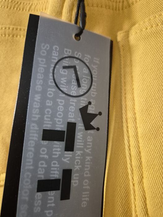 Blugi dama vatuiti cu strasuri la buzunare