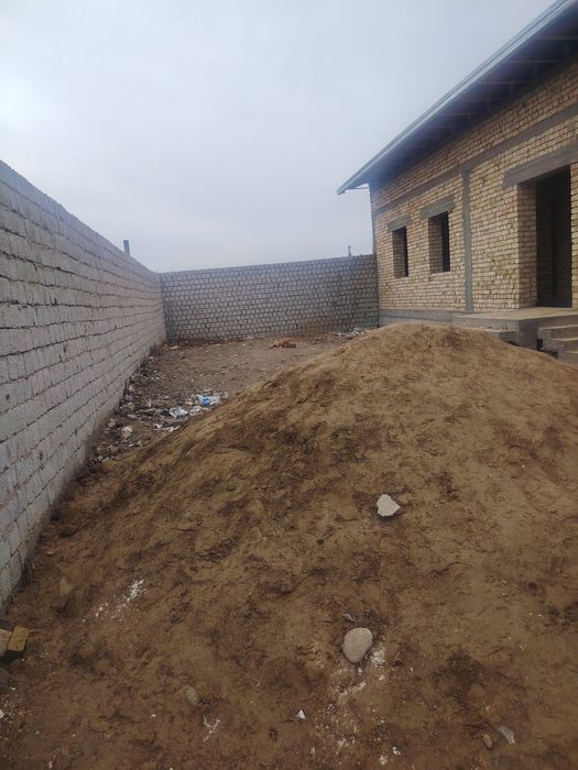 Uy sotiladi tomi yopib qoyilgan