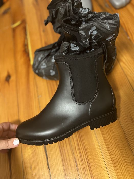 Два чифта нови боти