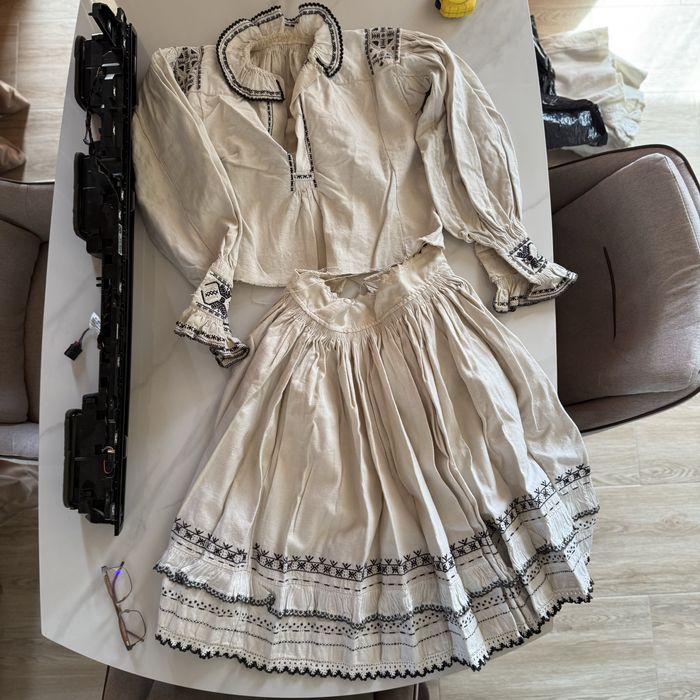 Vand camasi port traditional vechi 100 ani