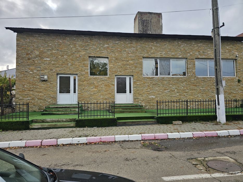 Vând clădire comercial sau rezidential