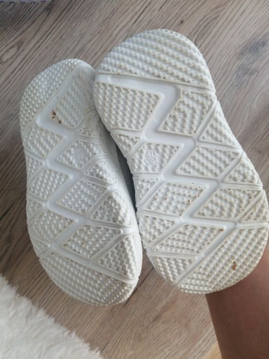 Продам детские кроссовки