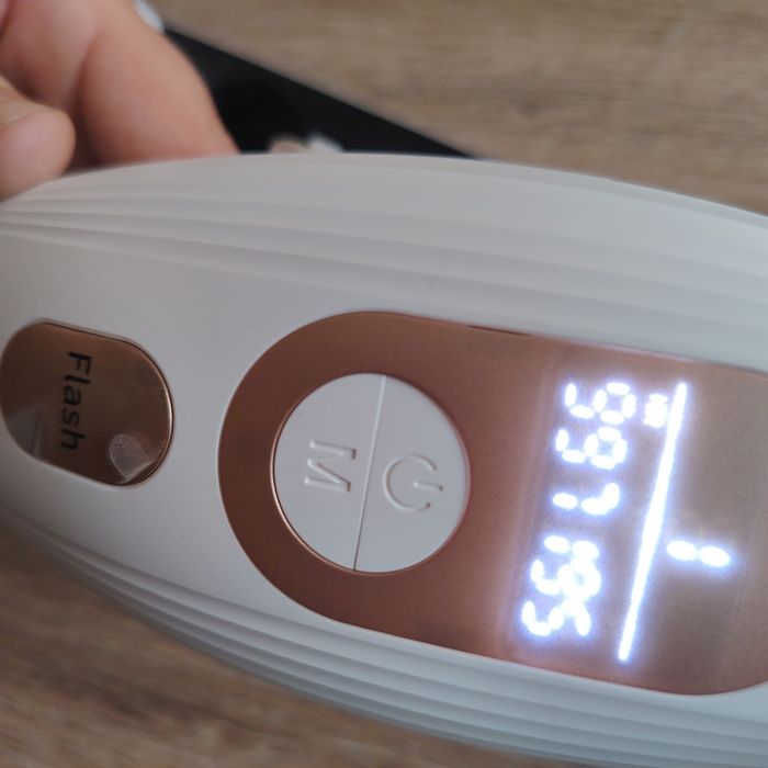 Epilator laser IPL, cu 999.900 de impulsuri luminoase, 3 moduri functionale HR/SC/RA, 9 intensitati, rapid, regenerare piele si indepartare acnee, alb