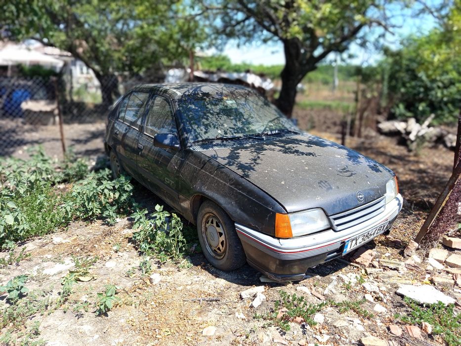 Продавам  Opel Kadett  цял за части 

1.6i, Хечбек, Употребяван, За части,