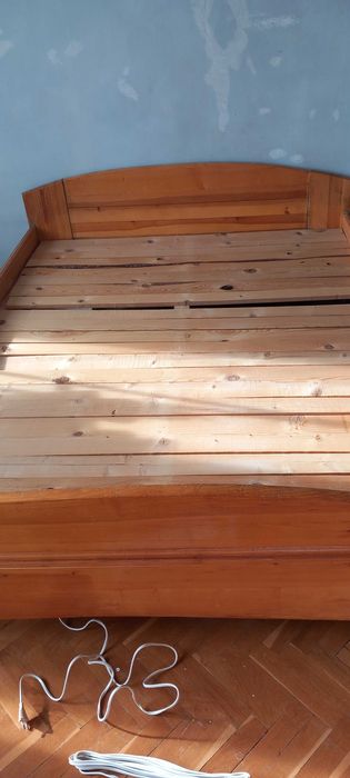 Дървена спалня в добро състояние