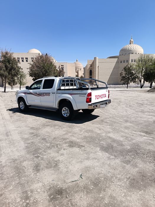 TOYOTA HILUX 2013 йил сотилади.