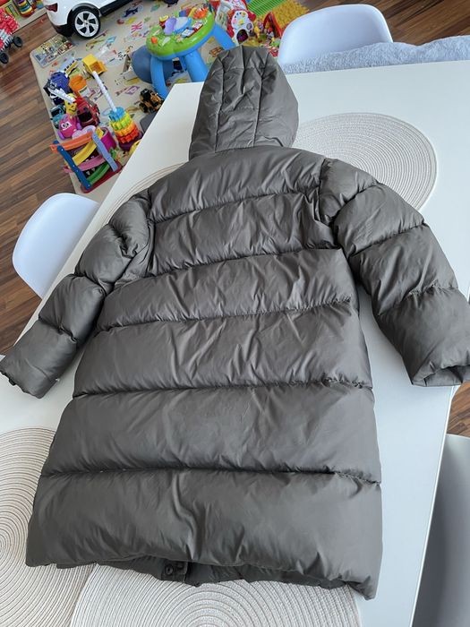 Geacă lungă cu puf Zara pentru fete sau băieți, mărimea pentru 9 ani (înălțime 134 cm), compoziție 50% pene și 50% puf.