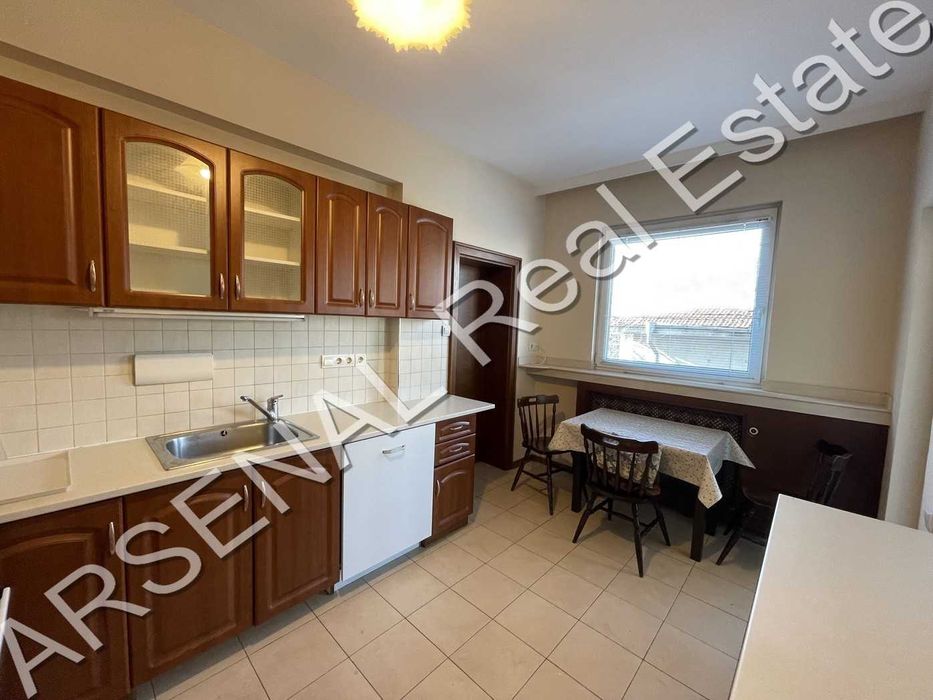 Многостаен апартамент под наем, Гео Милев