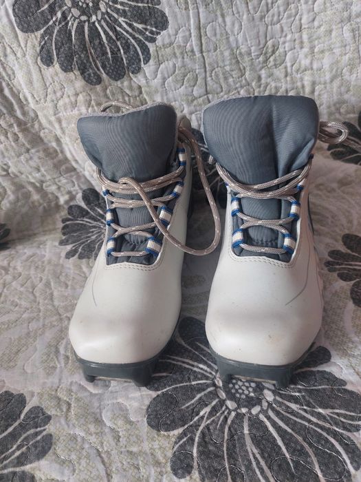 Продам лыжные ботинки
