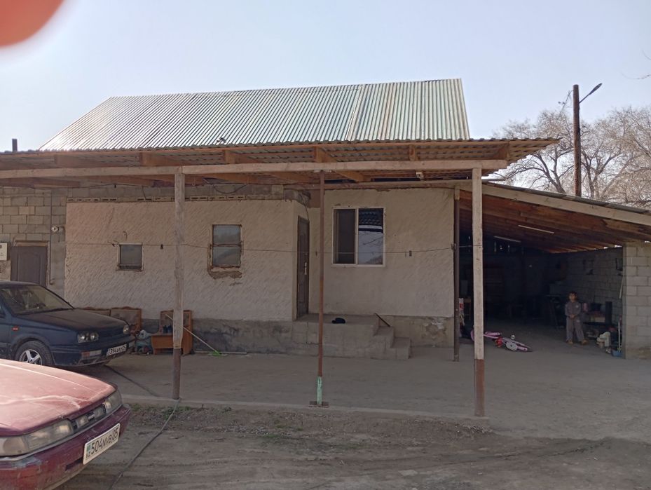 Үй сатылады жан жағы қоршалған