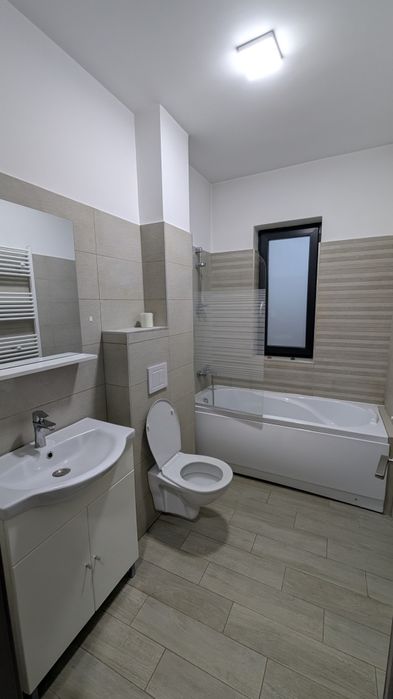 Închiriez apartament cu două camere!