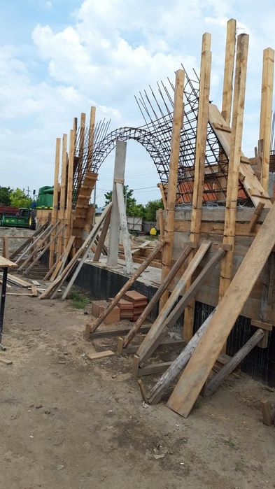 Construim Case la rosu /la cheie .