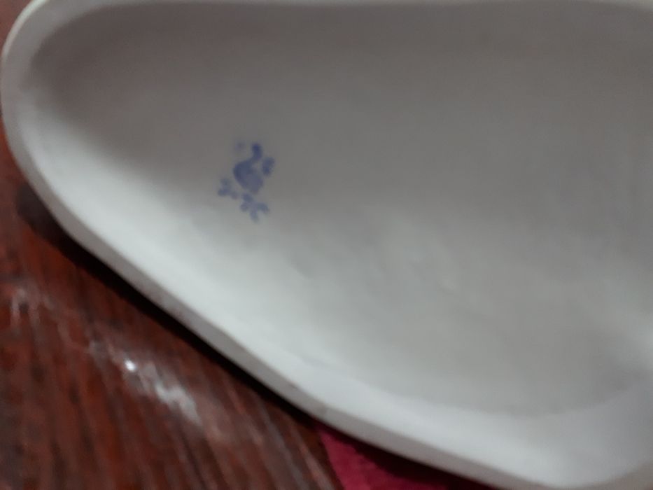 Фарфоровая статуэтка  "Гадание на ромашке "