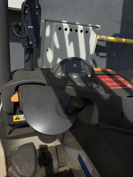 Stivuitor electric CROWN reach-truck