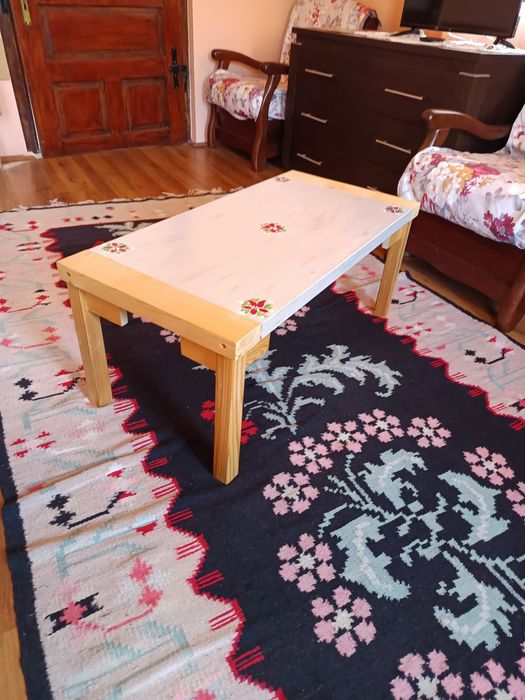 Masa cafea pictata si cu blat lemn recuperat