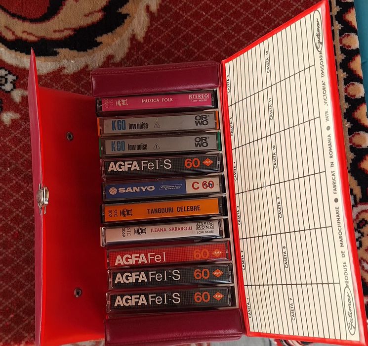 Vând colecție casete audio vechi. 46 buc