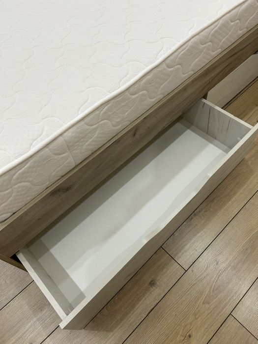 Кровать с матрасом