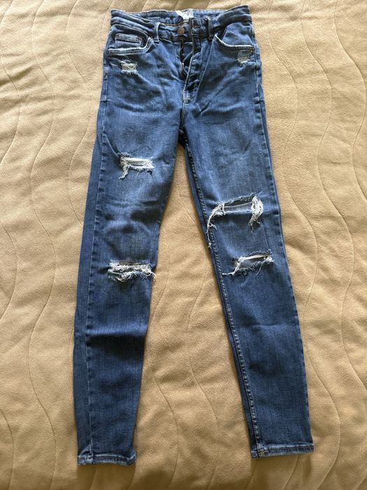 Тъмносини разкъсани дънки