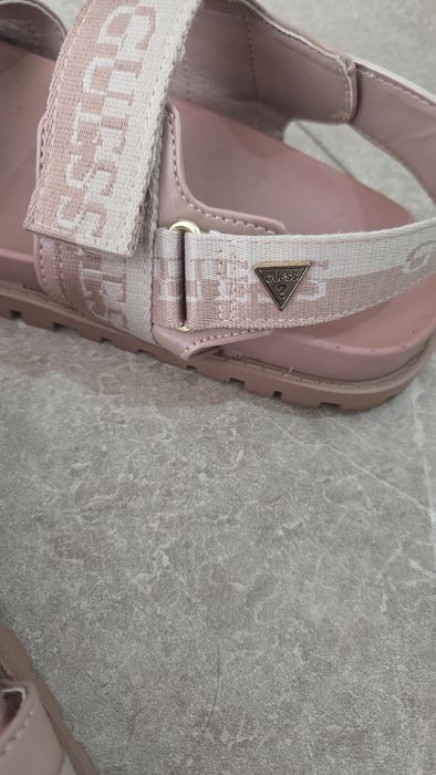Сандали Guess ,бежови