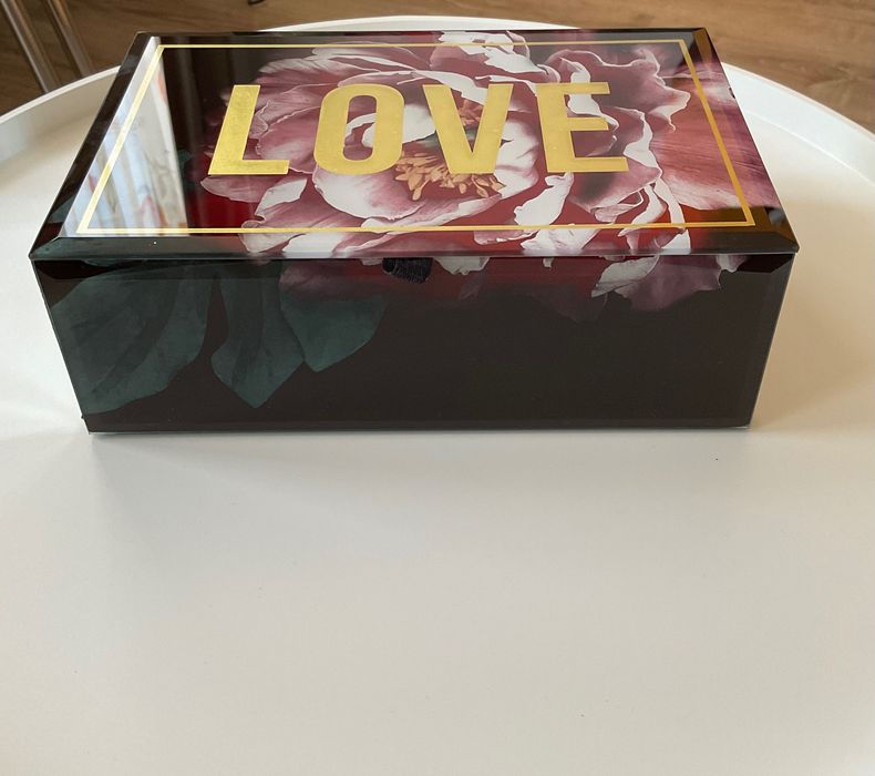 Кутия за бижута с божури