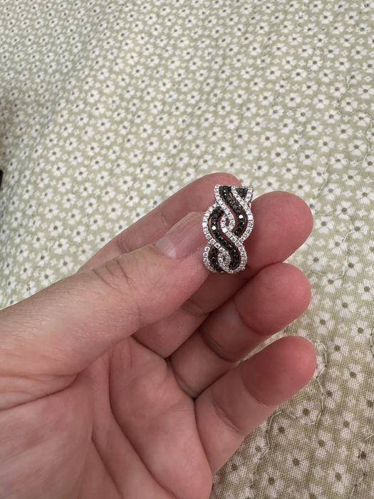 Продам серьги с бриллиантом