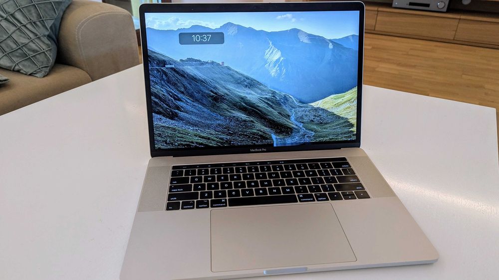 Vând MacBook Pro 15'', 2017, 16GB RAM, 256GB SSD