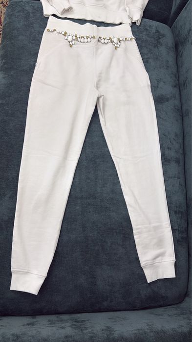 Костюм белый с камнями