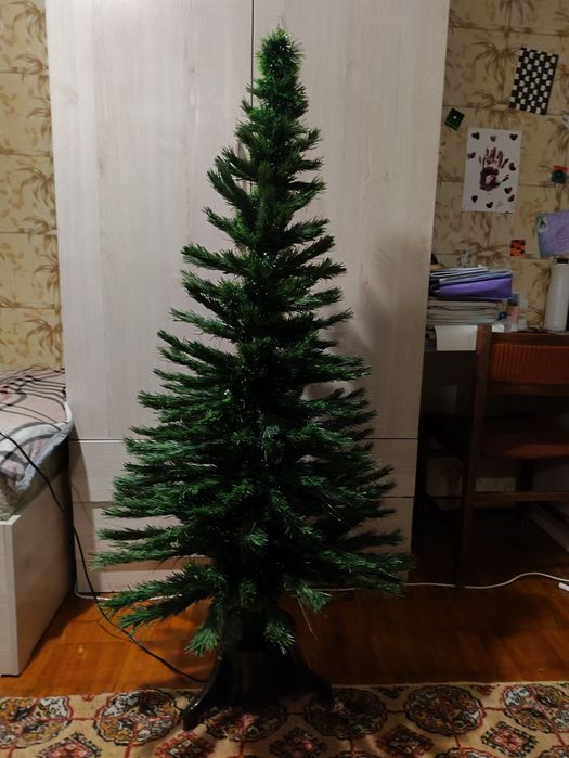 Продаётся ёлка новогодняя мерцающая.