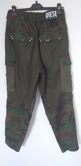 Pantaloni de firma, modele deosebite, la preturi atragatoare.
