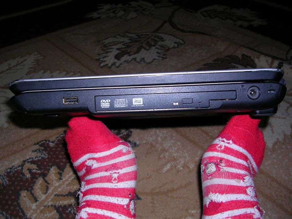 Лаптоп Toshiba Сателит със зарядно