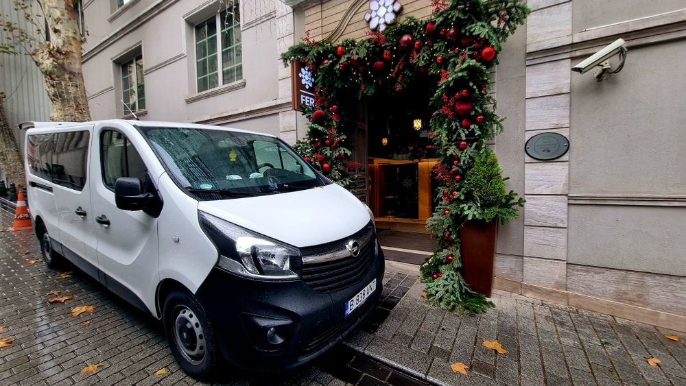 inchiriez microbuz 8+1 Opel Vivaro,Renault Trafic