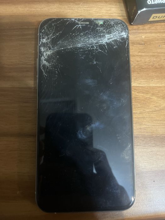 iPhone 11 pro заключен / счупен екран - за части