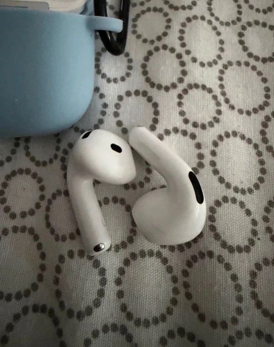 AirPods 4 cu anulare activă a zgomotului și caseta cu încărcare USB C și wireless