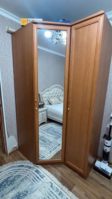 Угловой шкаф, кровать 160х200, 2 шт тубочки прикроватные