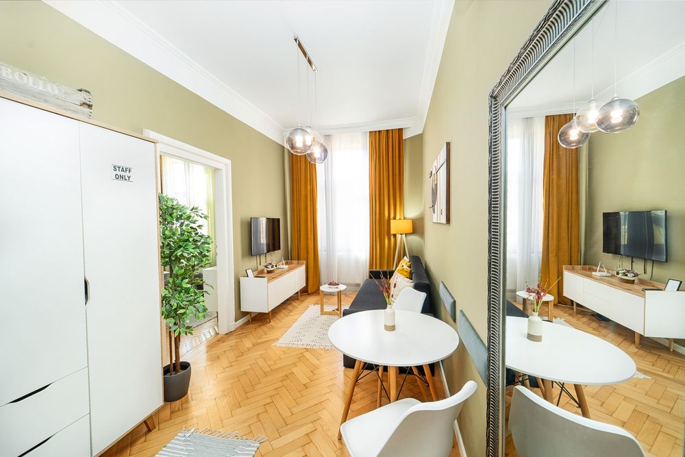 PROPRIETAR, VÂND APARTAMENT DE PRESTIGIU, ultracentral, actual  regim B&B- Piața Victoriei