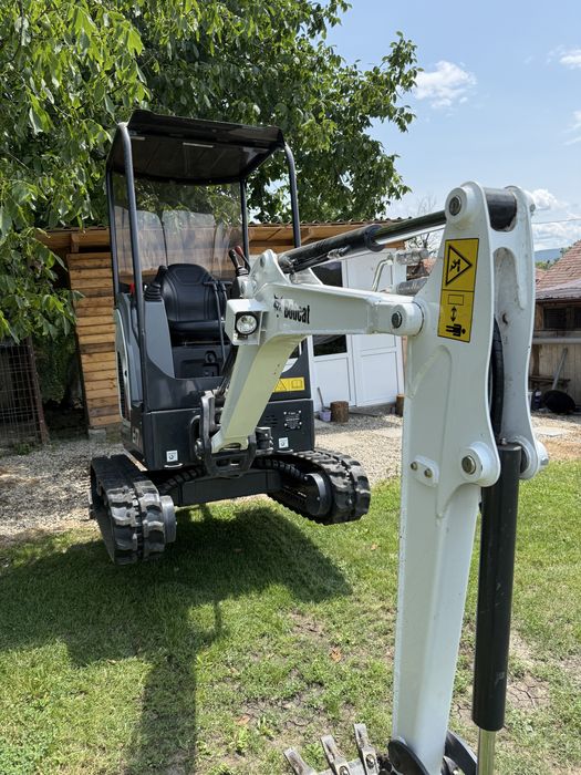 Exacut lucrari cu miniexcavator și bascula