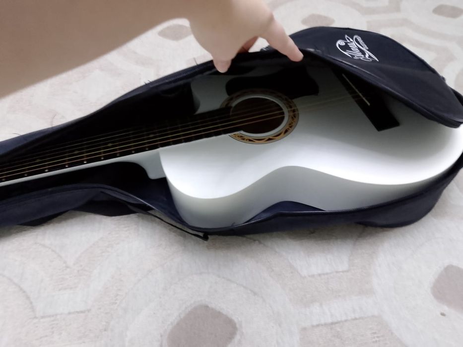 Чехол для акустической гитары .