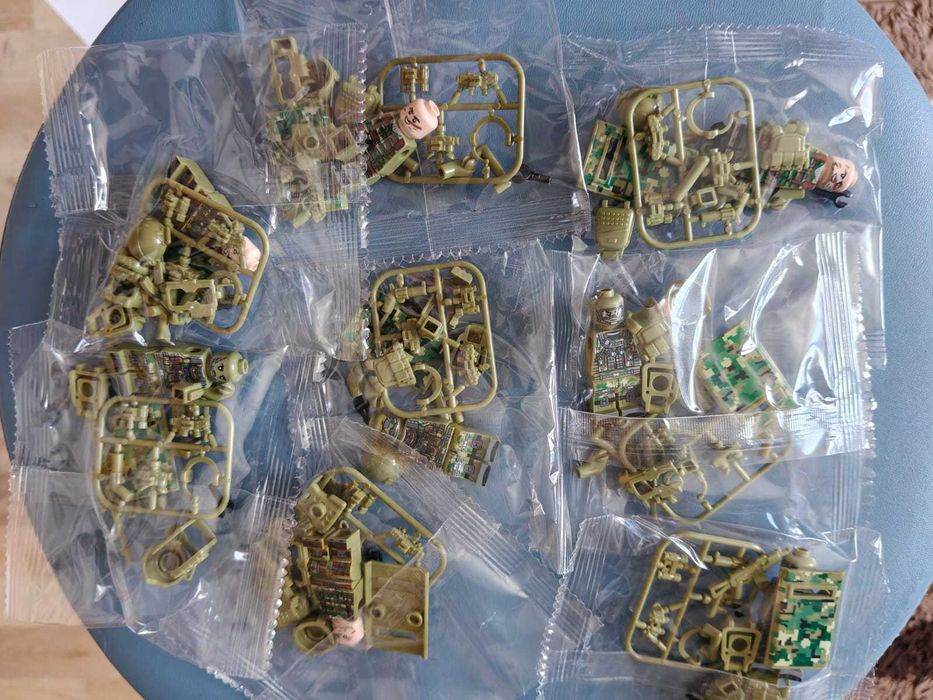 Set 8 figurine tip Lego cu 10 accesorii diferite si scuturi