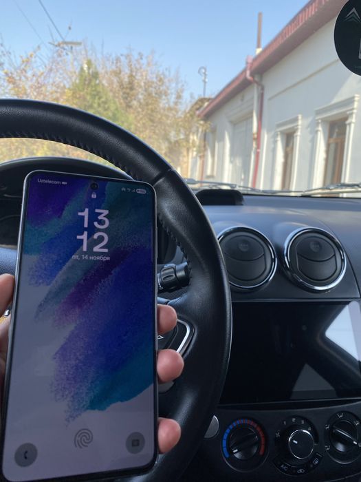 Samsung S21 FE sotiladi 8/256