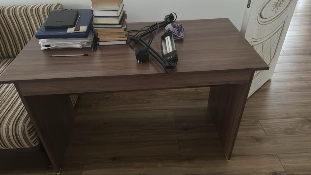 Коричневый стол