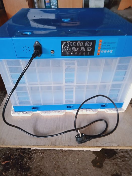 Продам инкубатор на 120 яиц ,