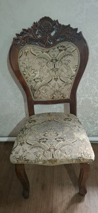 Стул из натурального дерева требует ремонта