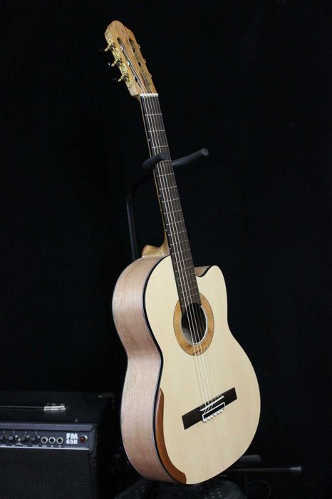 Классическая мастеровая гитара